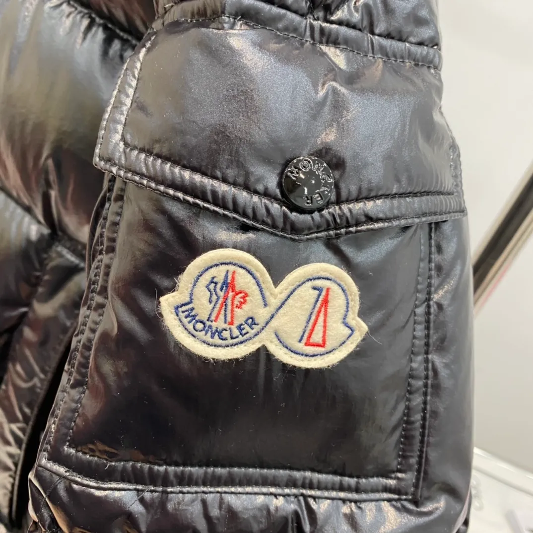 P390 Moncler/ 2026 70 、 。 DNA ， ， 。 Classic ， 、 。 Classic 70 。 Quality， 90 ，Premium Quality ， ，Black ！ Sizes M-3XL